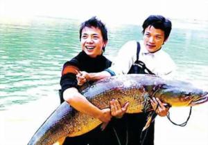 渔民在万绿湖捕获到一条特大鳡鱼