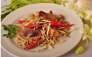 鱼腥草炒腊肉
