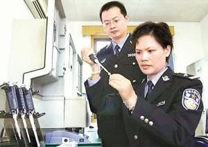 法医正在做PCR扩增