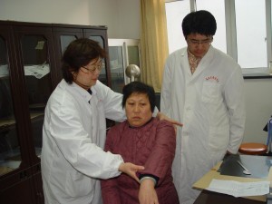 法医正在做关节活动度的活体损伤检查