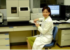 法医正在用分析化学的手段测定毒物化学结构