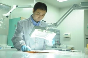 法医正在做物证和痕迹分析